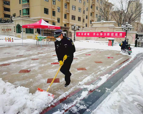 大雪过后浩盾队员及时扫